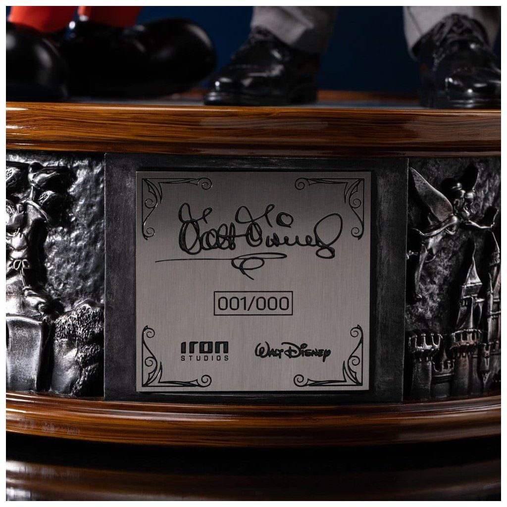 Walt Disney Mickey Mouse 1/4 statue detail