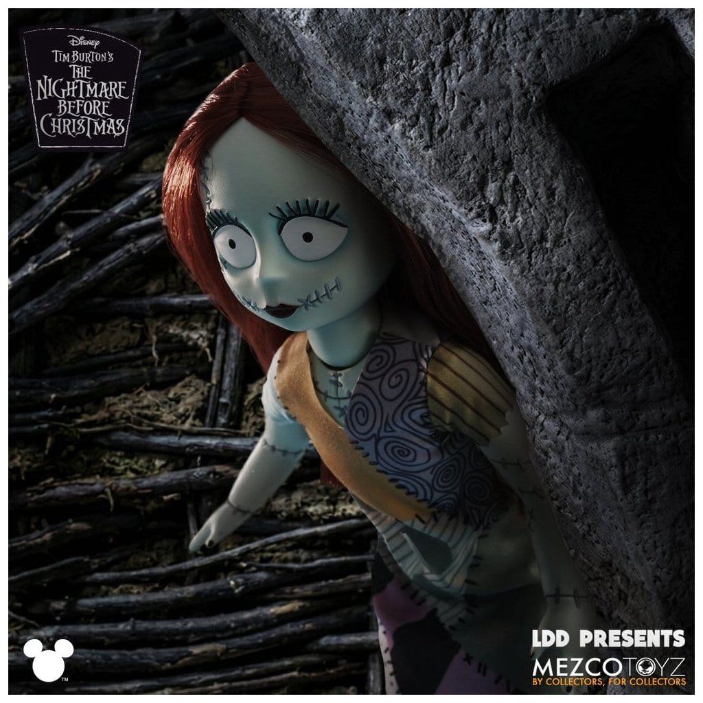 Detail Sally LDD Presents The Nightmare Before Christmas se zrzavými vlasy a patchworkovými šaty