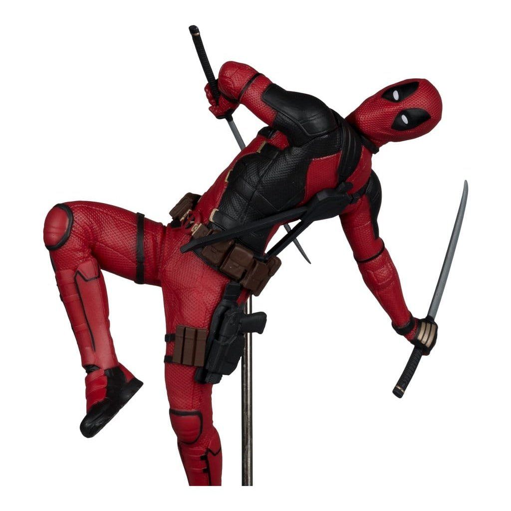 Deadpool Marvel Collectibles – další pohled na sochu a výstavní podstavec